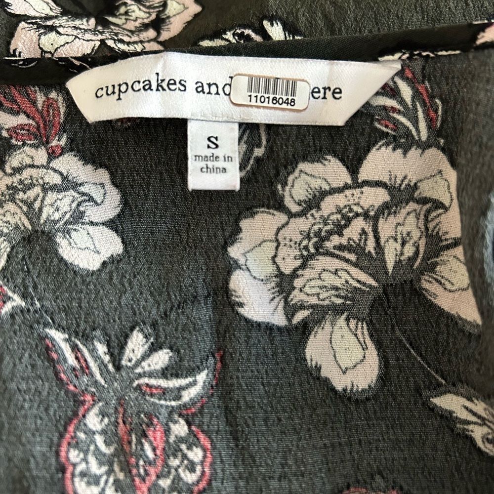 Cupcakes and Cashmere Bell Sleeve Blouse Size Small - Picture 5 of 5
